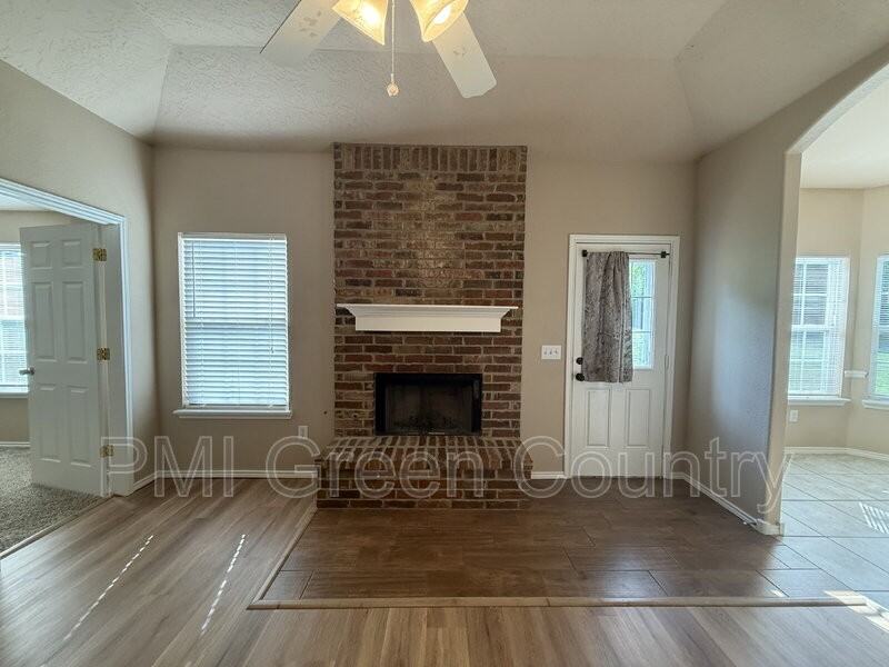 8322 S Murphree Dr - Photo 4 of 18