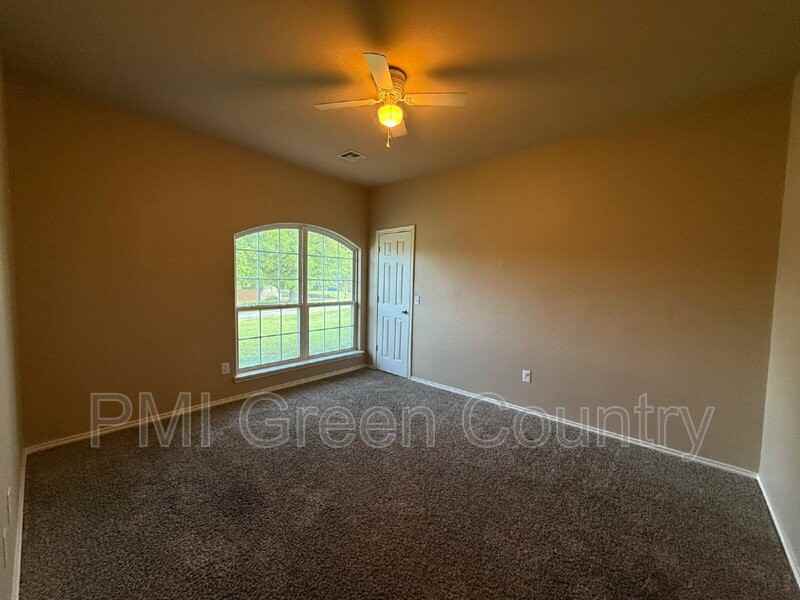 8322 S Murphree Dr - Photo 5 of 18