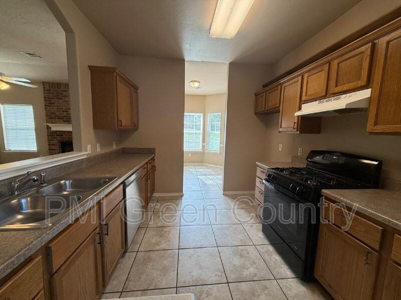 8322 S Murphree Dr - Photo 7 of 18