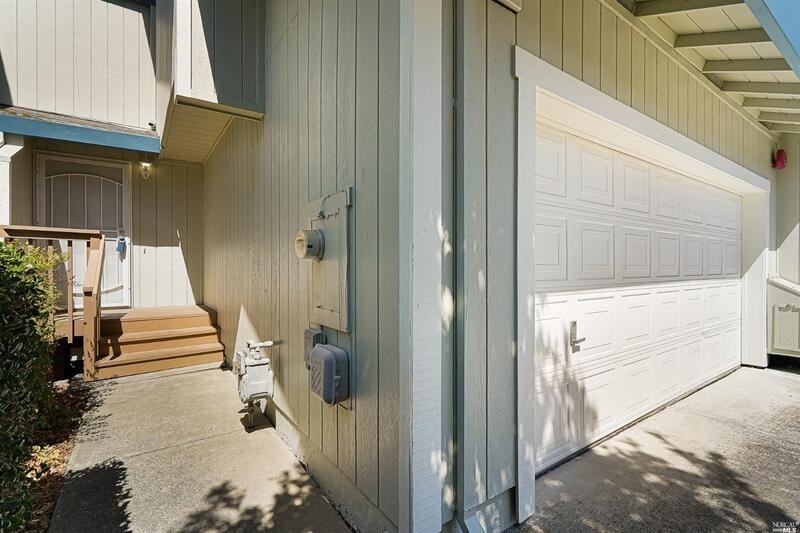 7 Meridian Cir - Photo 2 of 30