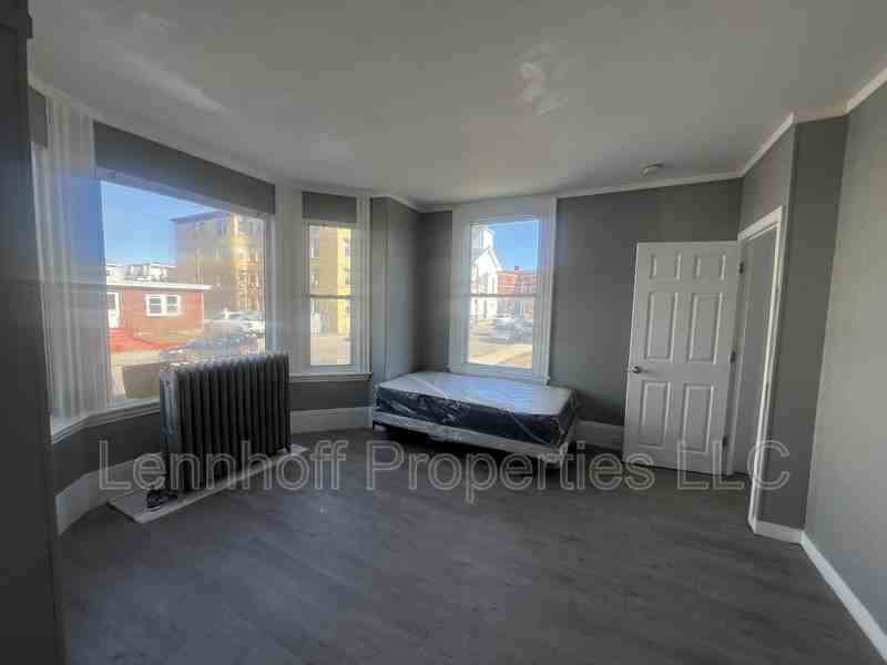 340 Haverhill St - Photo 6 of 8