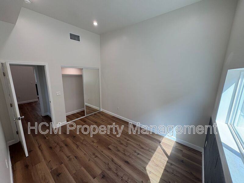 5507 S Manhattan Pl #5509-1-2 - Photo 2 of 14
