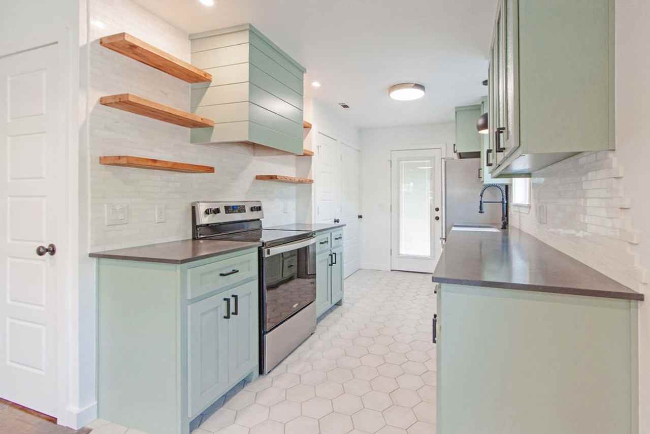 400 W Poplar St - Photo 7 of 25