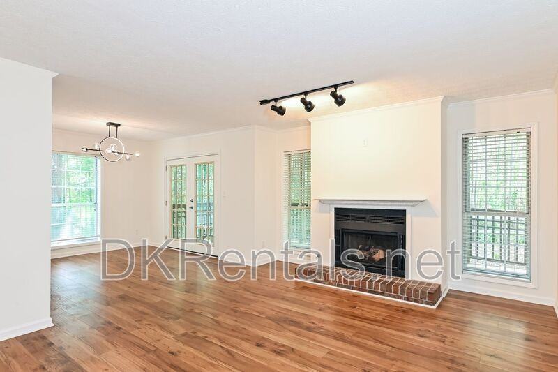 201 Lenox Way Ne - Photo 3 of 15