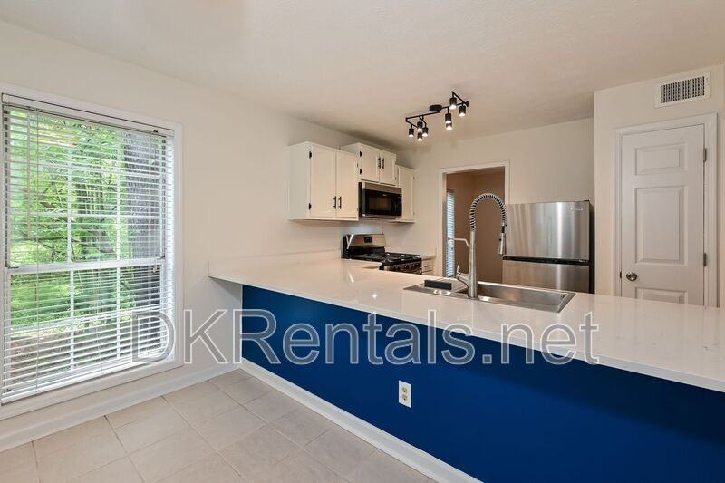 201 Lenox Way Ne - Photo 4 of 15