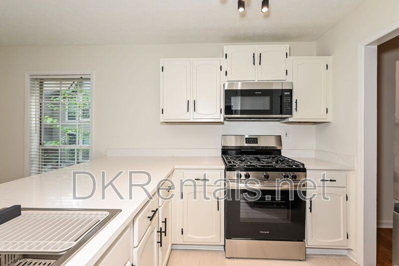 201 Lenox Way Ne - Photo 6 of 15