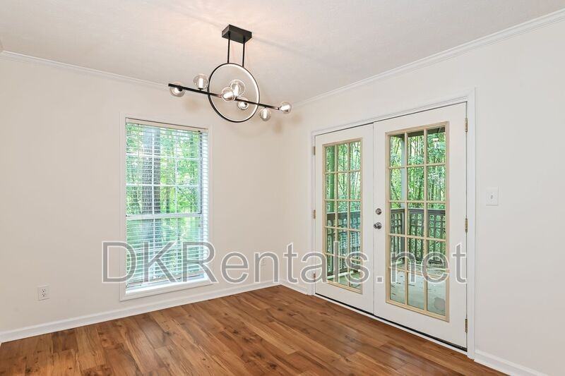 201 Lenox Way Ne - Photo 7 of 15