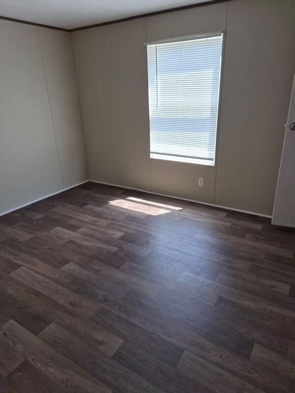 185 Lakeside Ln - Photo 4 of 9