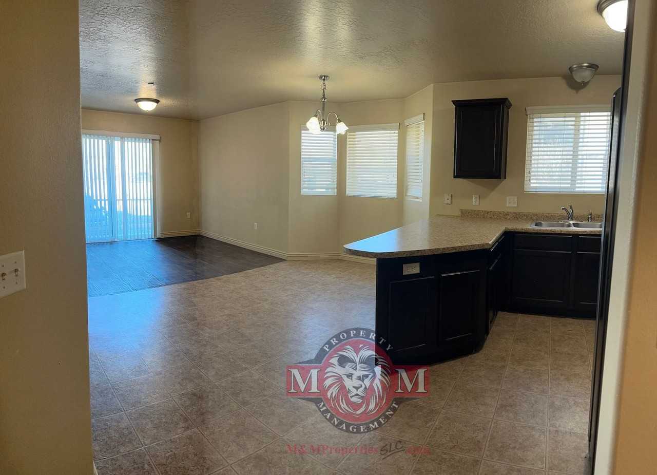 104 E Resaca Dr #E2 - Photo 3 of 31