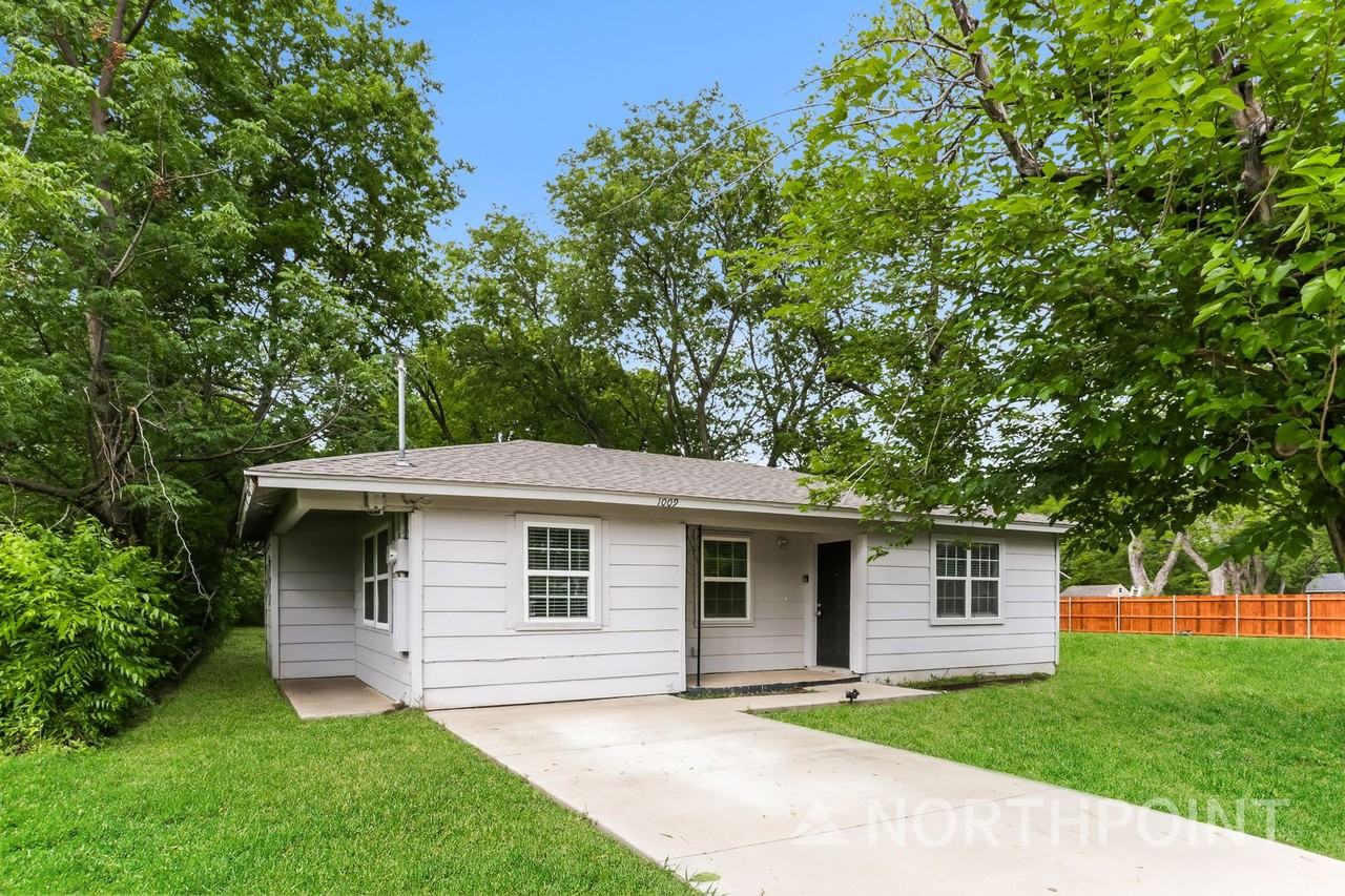 1009 E Jefferson St - Photo 3 of 17