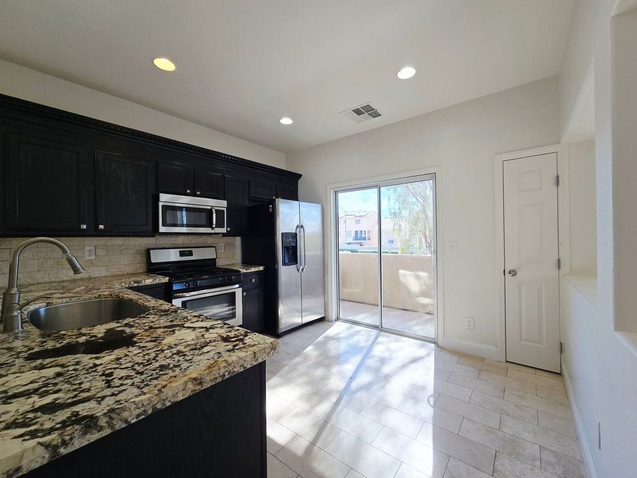 10753 Ackers Dr - Photo 3 of 31