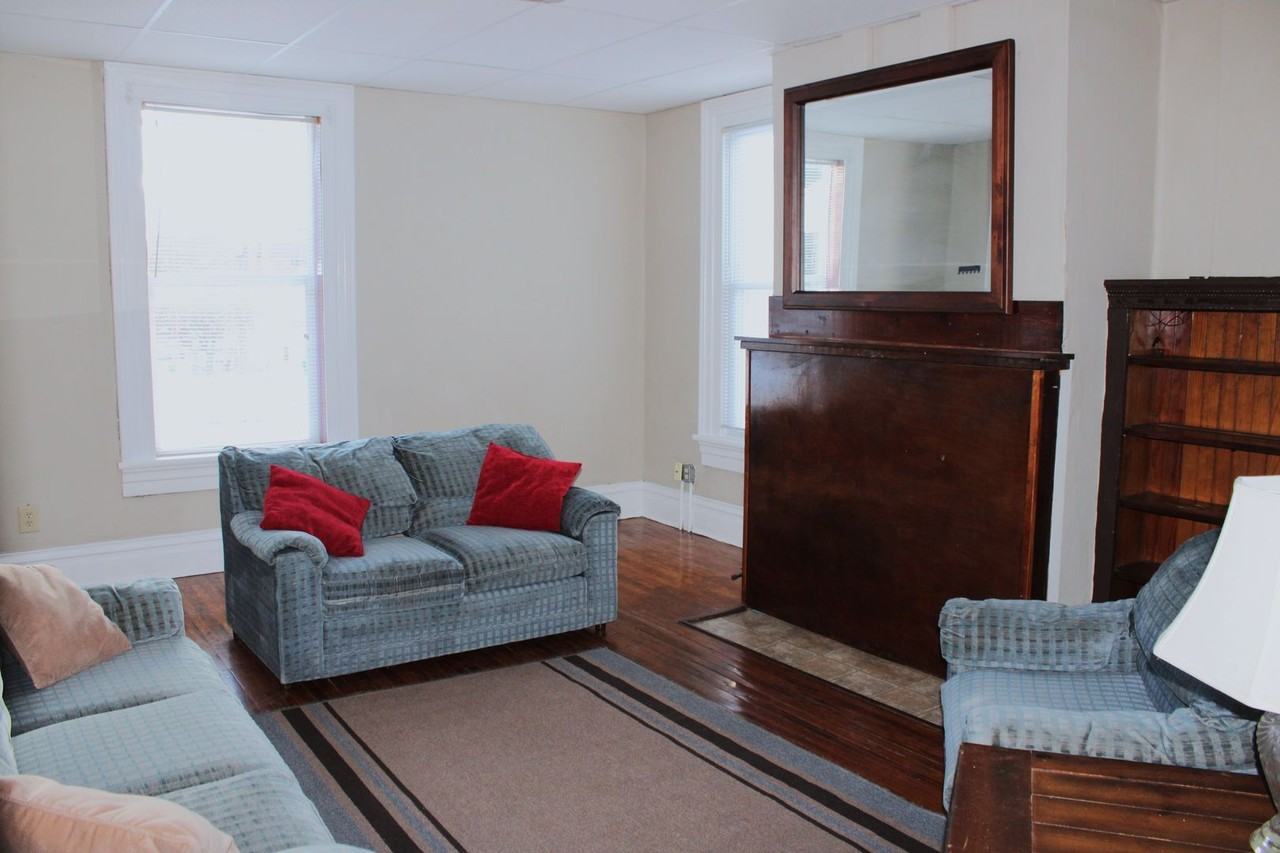 975 Church St - Photo 5 of 29