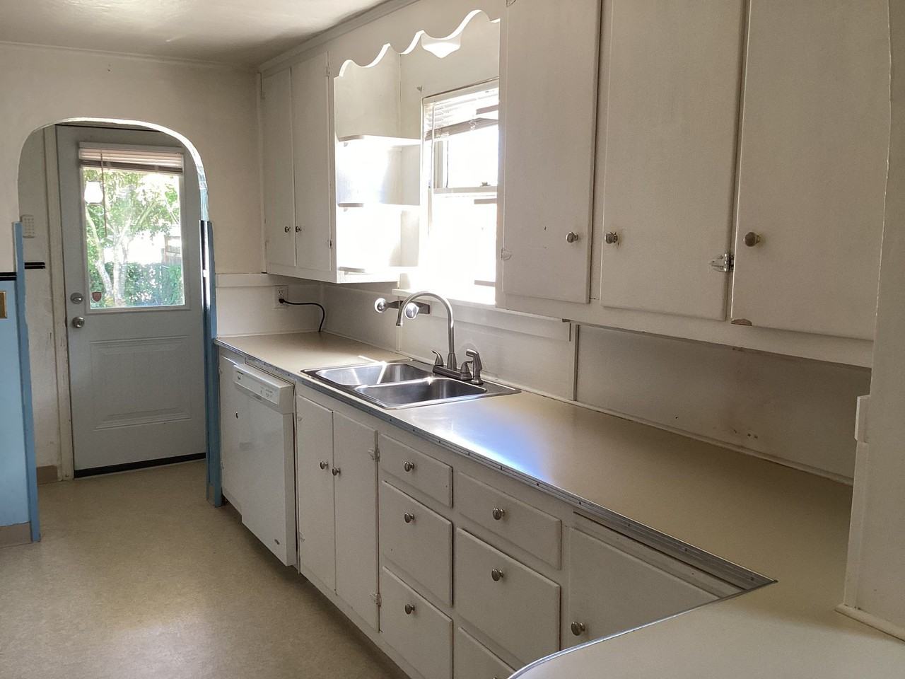 2219 Rockefeller Ave #A - Photo 3 of 26