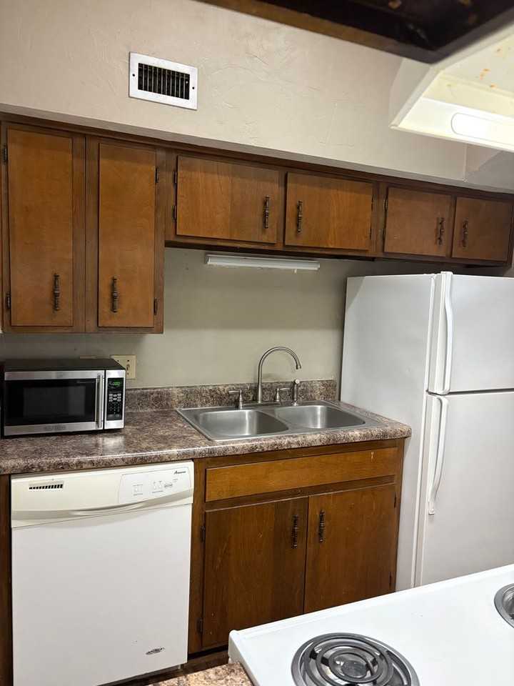 3743 Donovan Dr - Photo 3 of 12