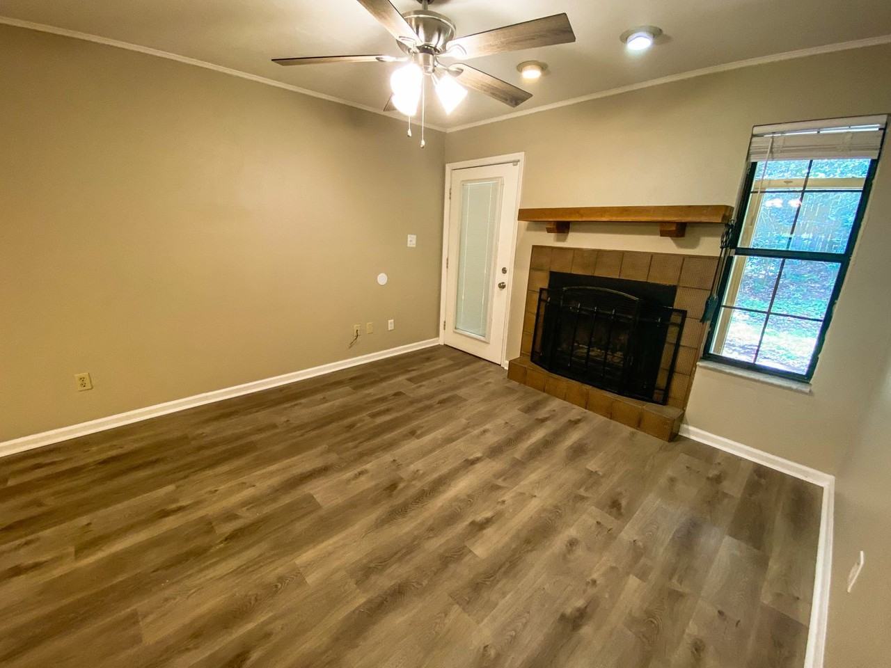 1104 Greentree Ct #E - Photo 5 of 32