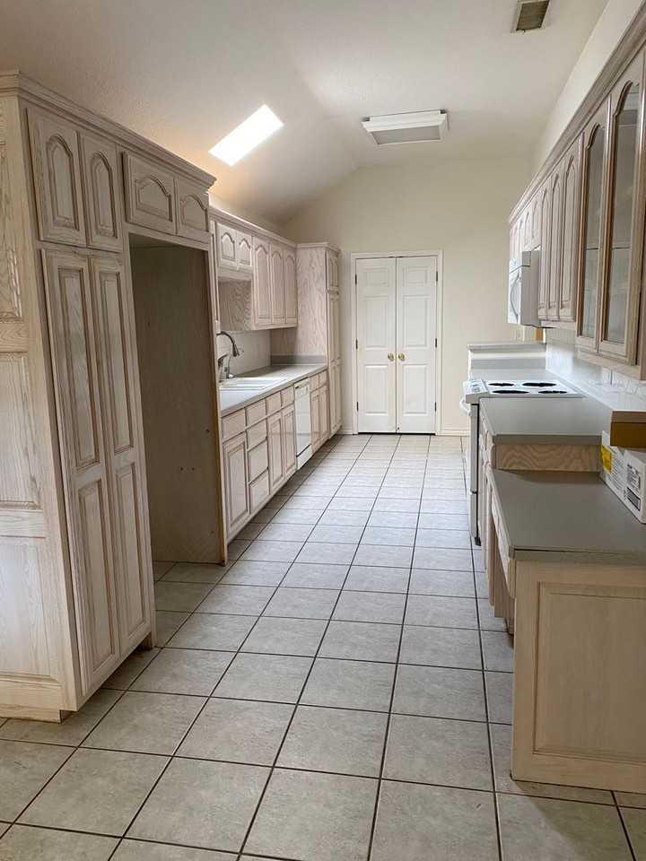 2206 Medford Ct - Photo 5 of 10