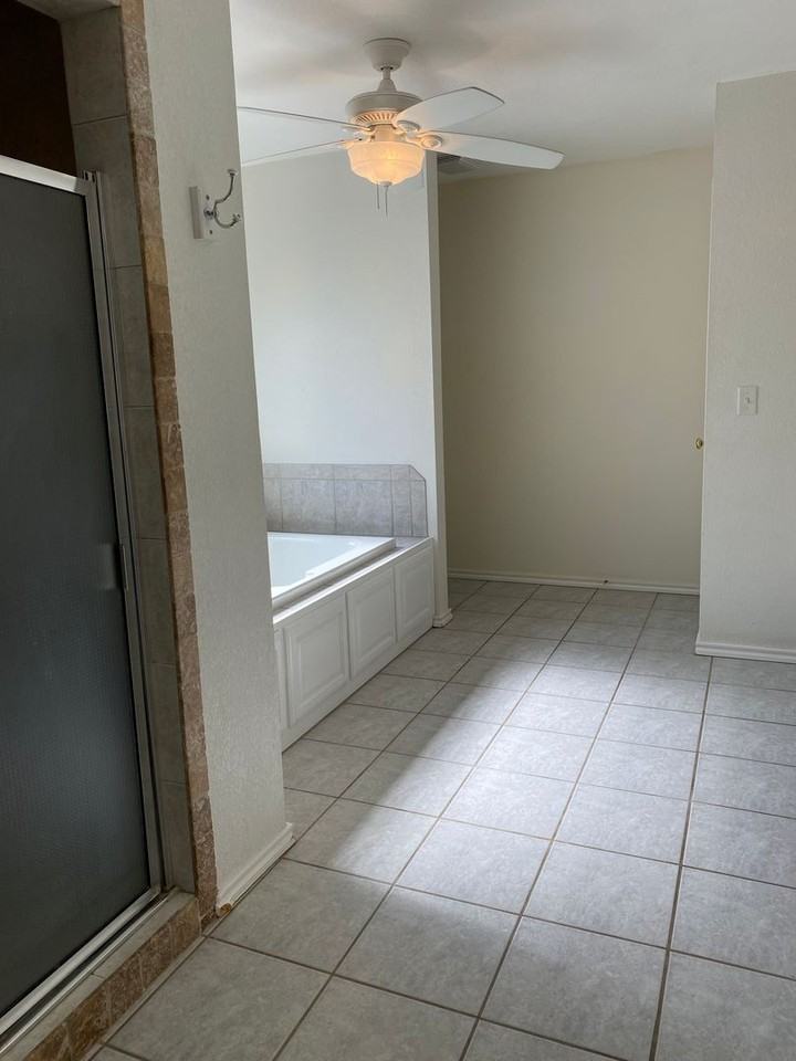 2206 Medford Ct - Photo 6 of 10