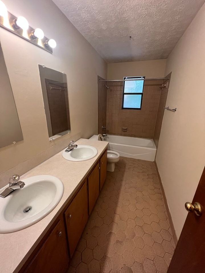 1345 Hampton Dr - Photo 7 of 8