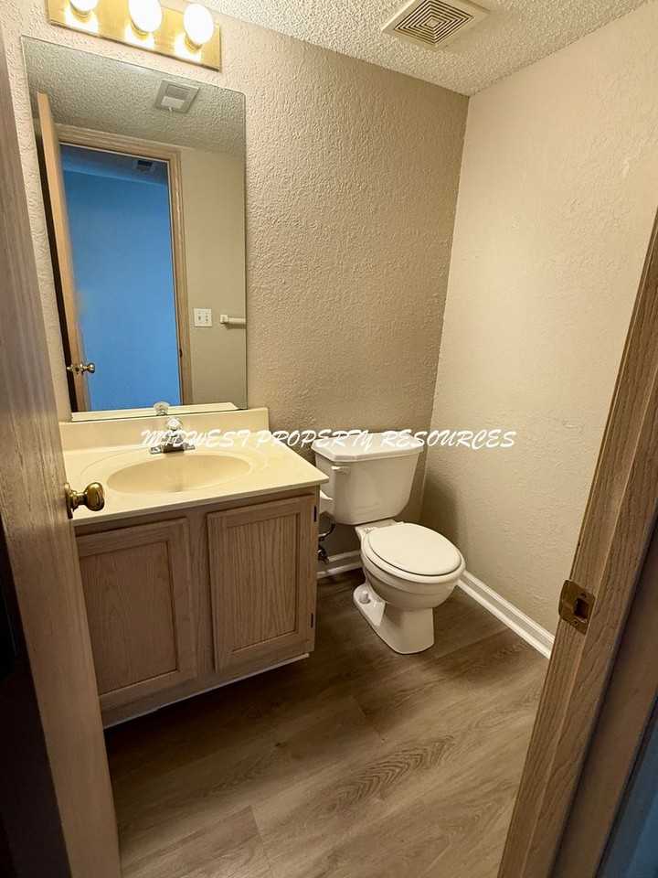 201 Ne Sunshine St Apt B - Photo 7 of 18