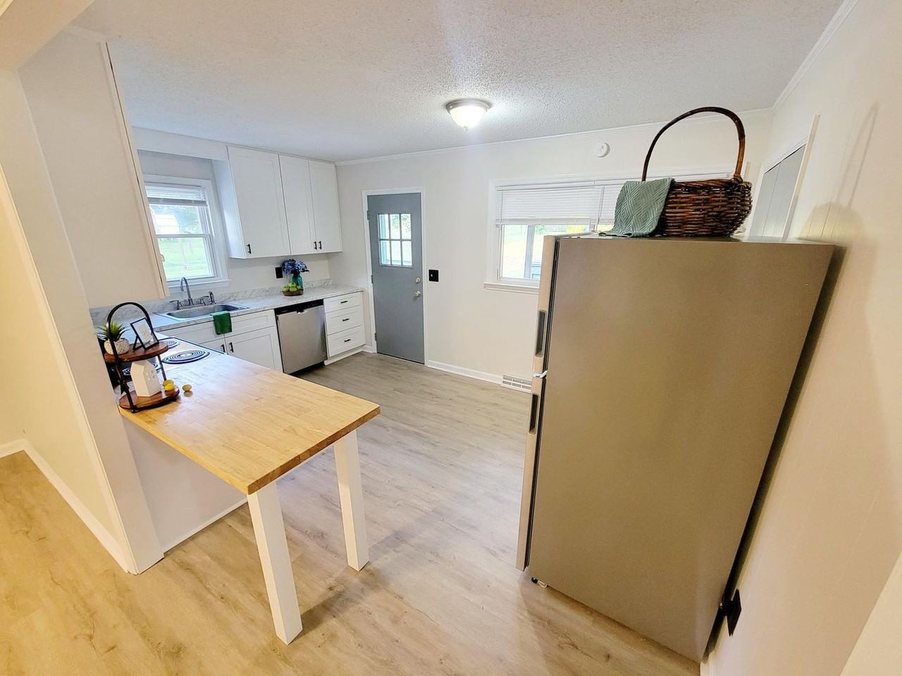 411 Mill St - Photo 3 of 12