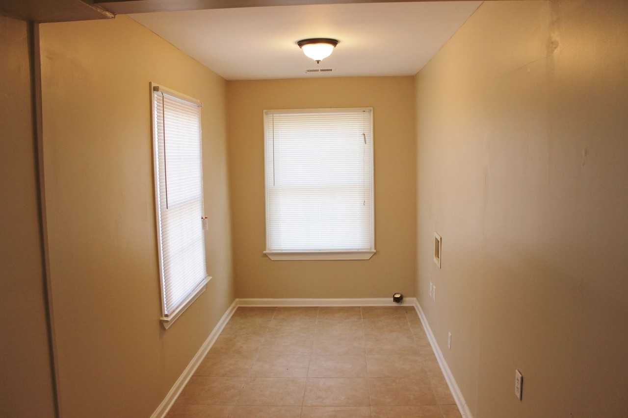 1235 Dyer Pl - Photo 7 of 17