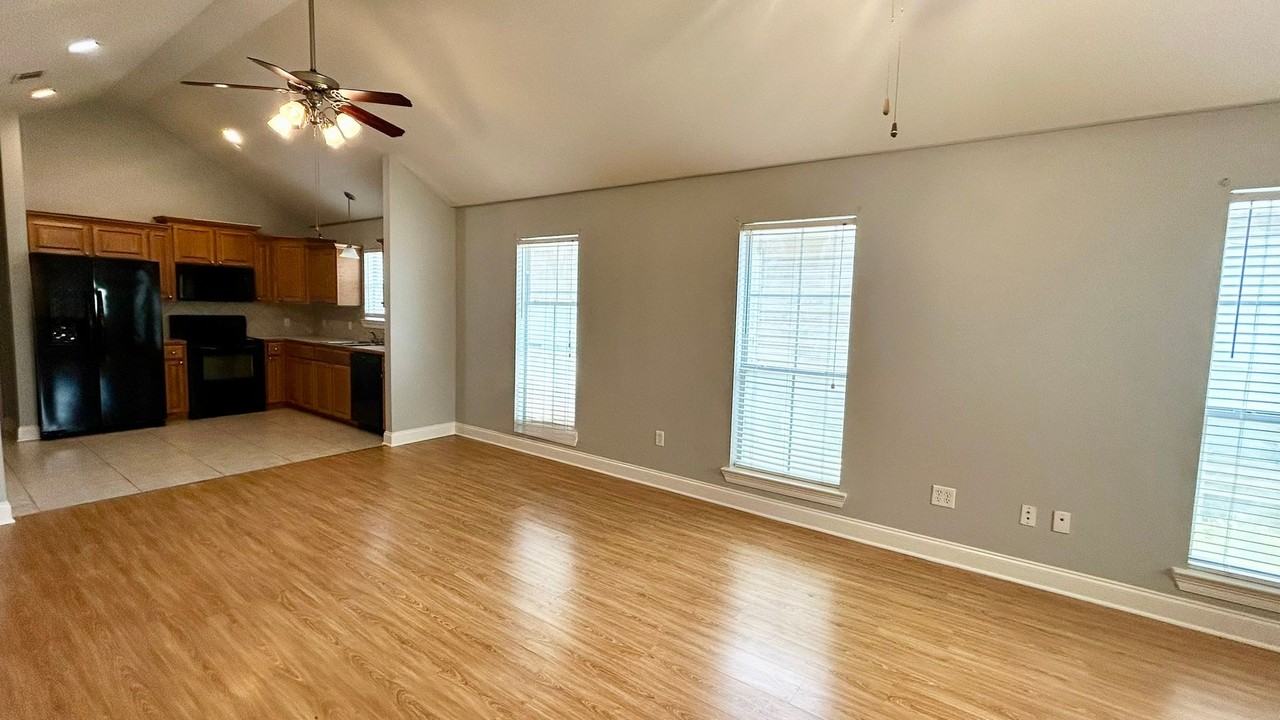 18012 Woodhaven Dr - Photo 2 of 15