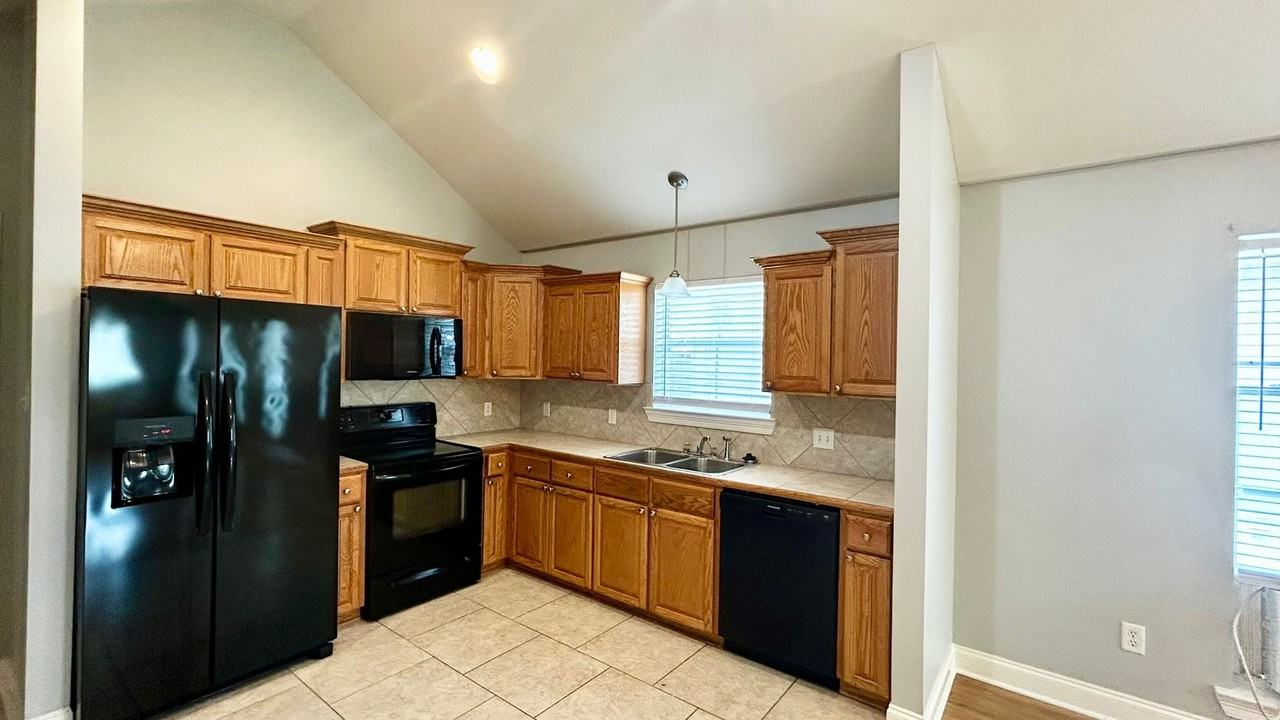 18012 Woodhaven Dr - Photo 3 of 15