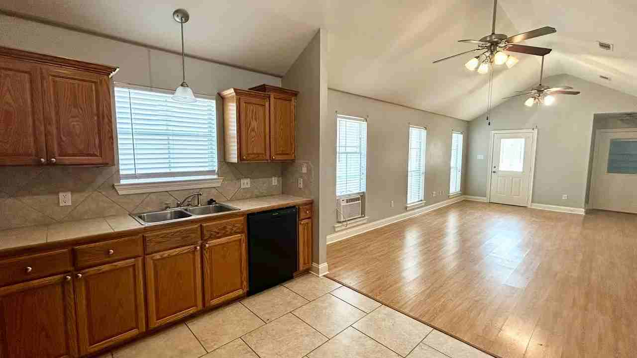 18012 Woodhaven Dr - Photo 4 of 15