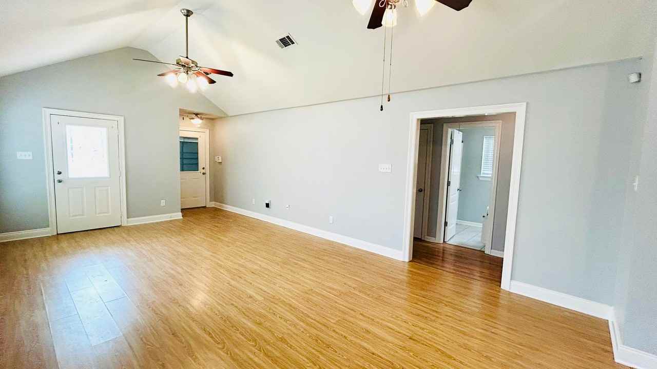 18012 Woodhaven Dr - Photo 5 of 15