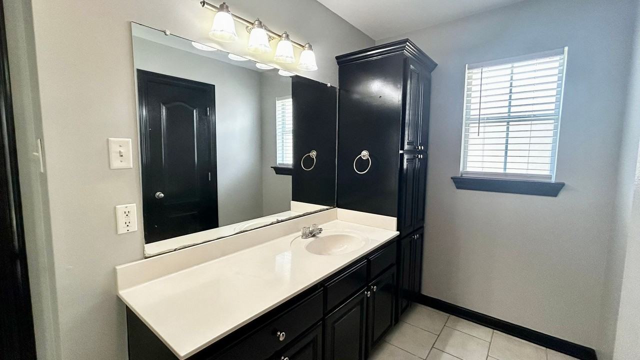 18012 Woodhaven Dr - Photo 7 of 15