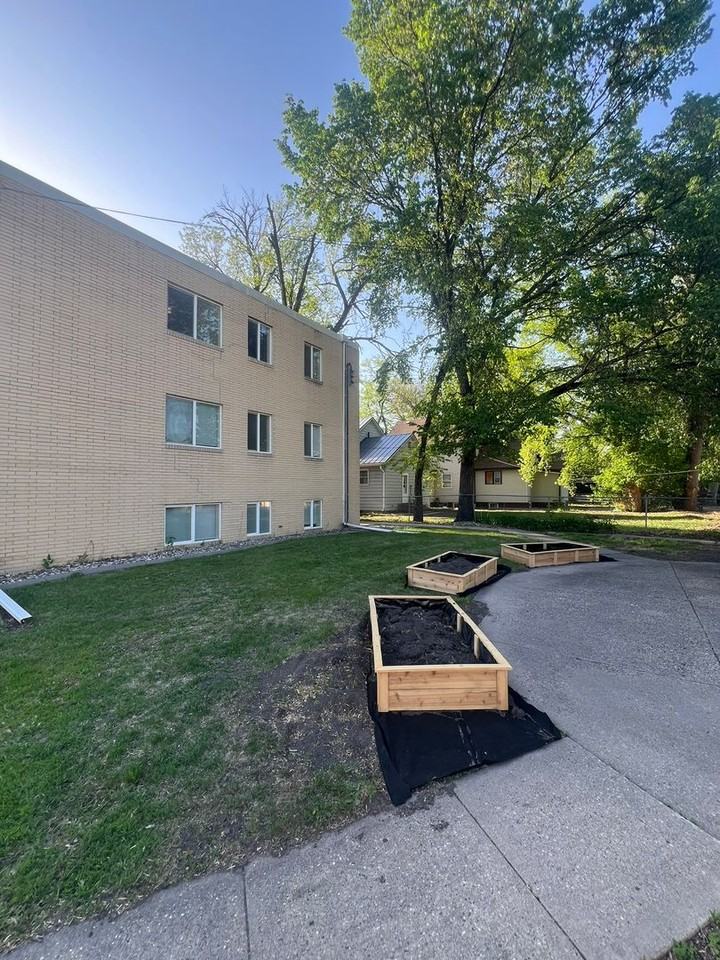 1025 - Photo 2 of 17