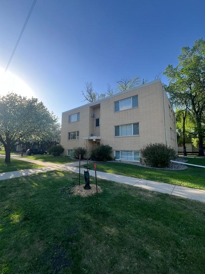 1025 - Photo 3 of 17