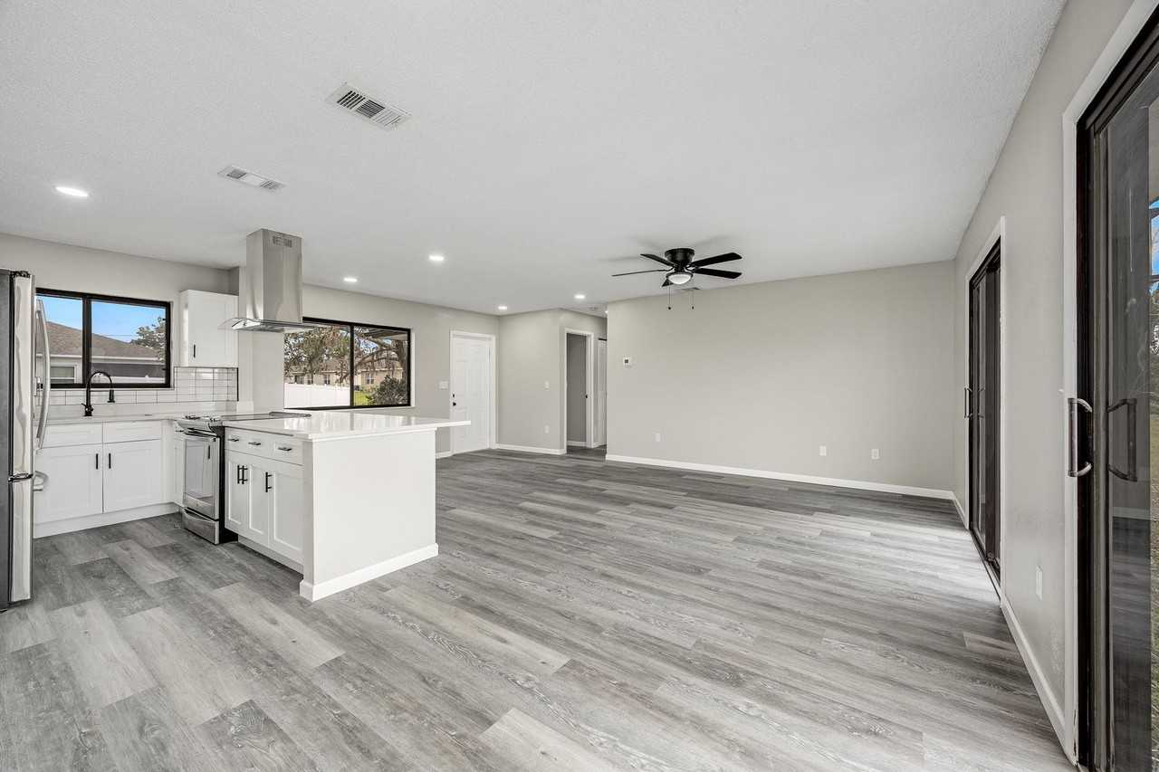 1430 Valerius St Se - Photo 5 of 23