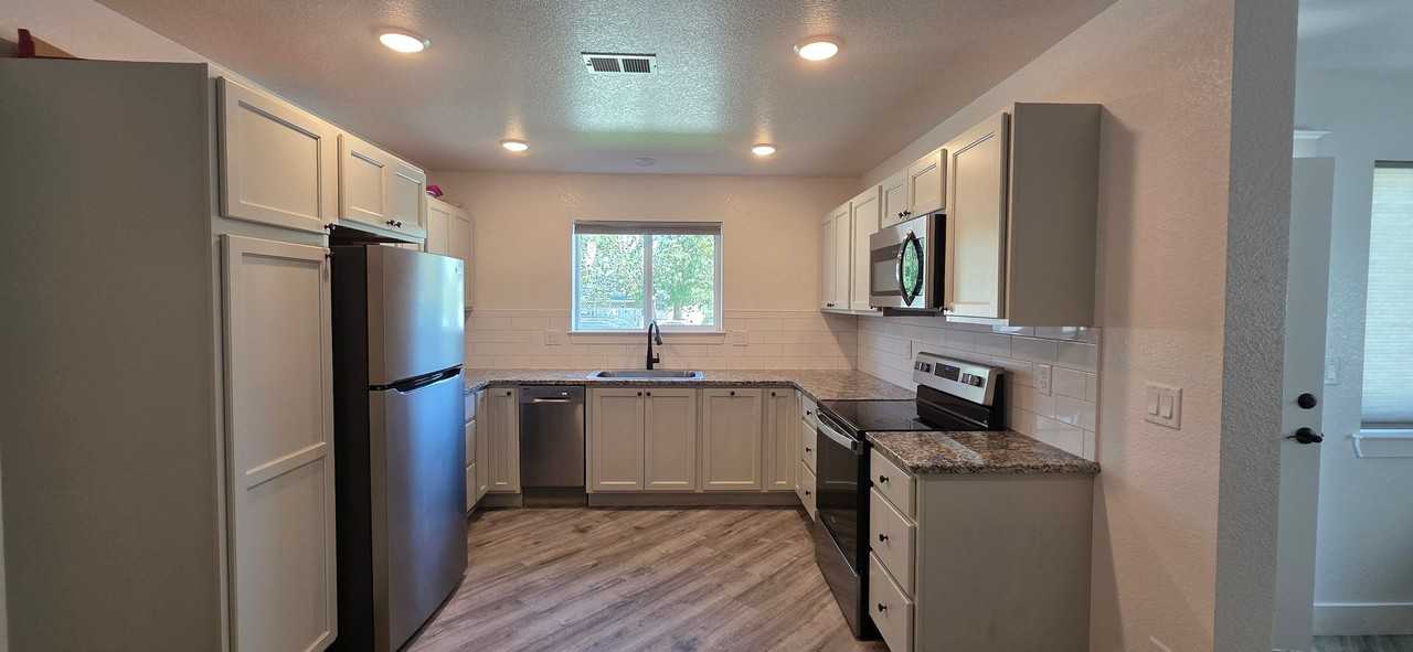 2912 Cribbon Ave - Photo 2 of 12