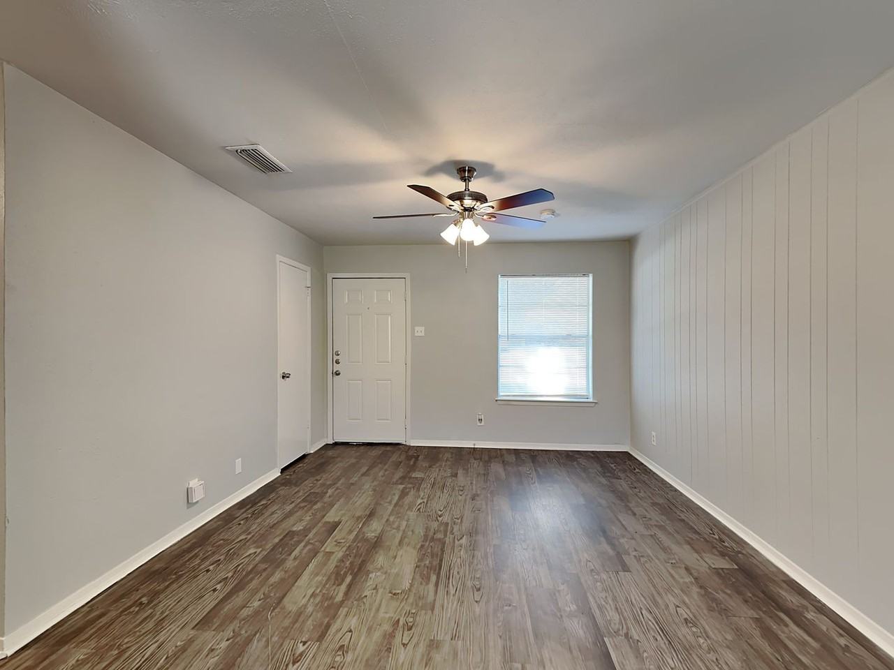 833 Stanford Dr - Photo 2 of 14