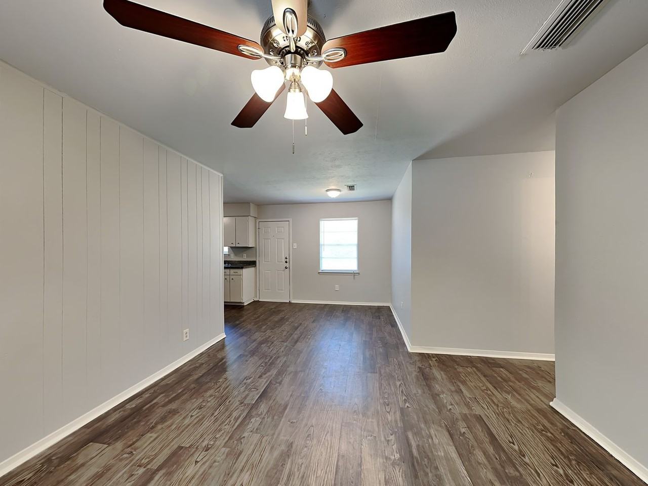 833 Stanford Dr - Photo 3 of 14