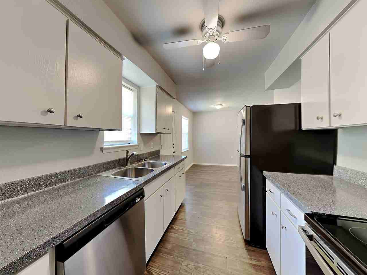 833 Stanford Dr - Photo 4 of 14