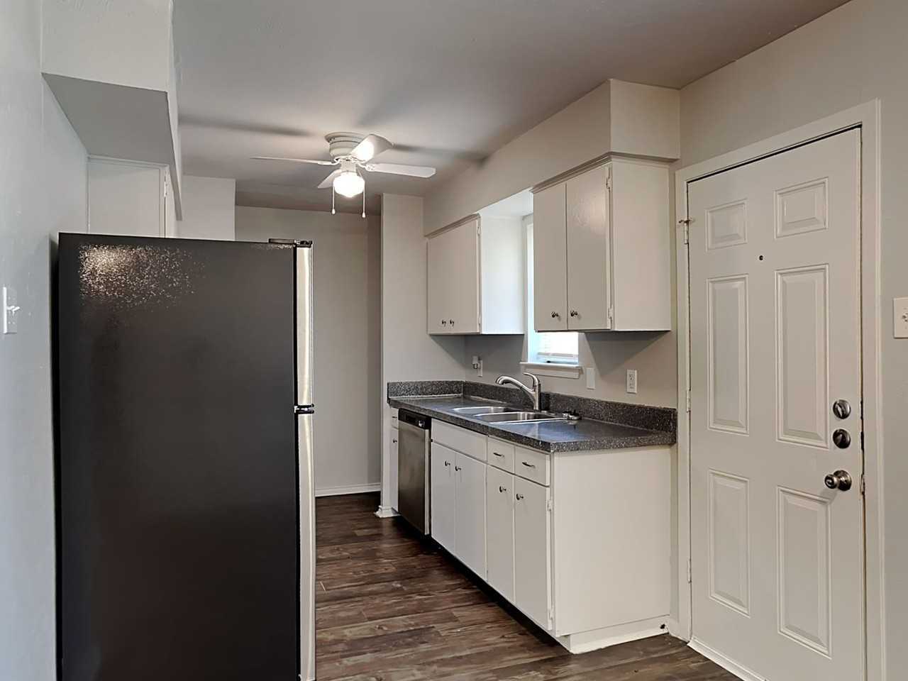 833 Stanford Dr - Photo 5 of 14