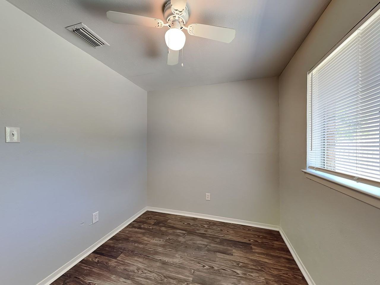 833 Stanford Dr - Photo 7 of 14