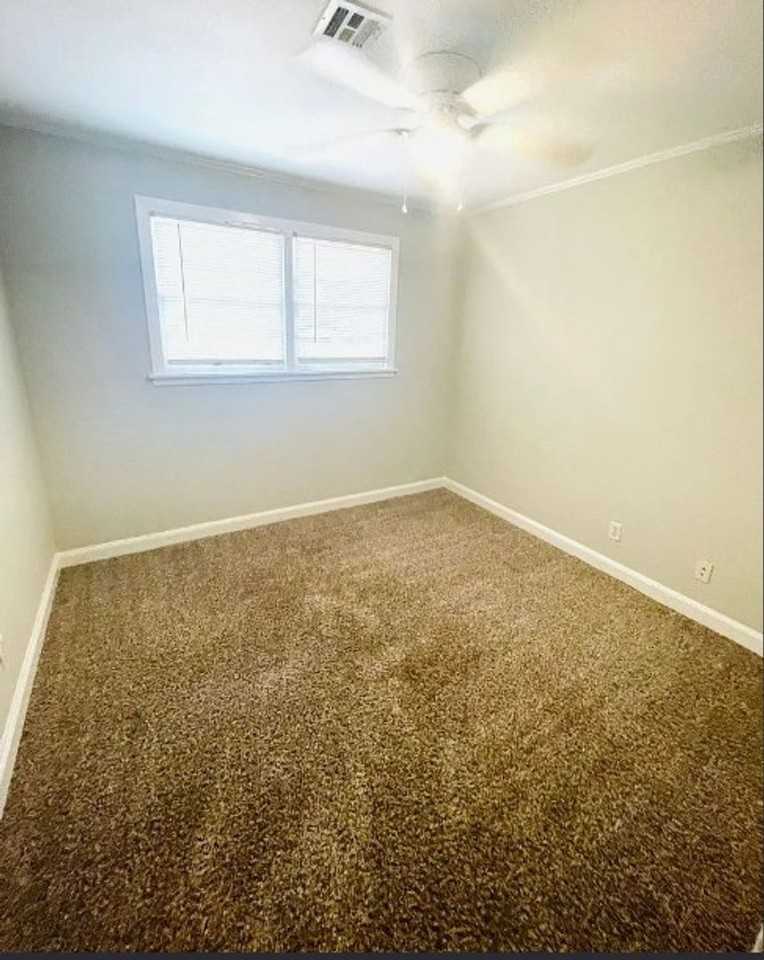 2111 Yarbrough St - Photo 4 of 13