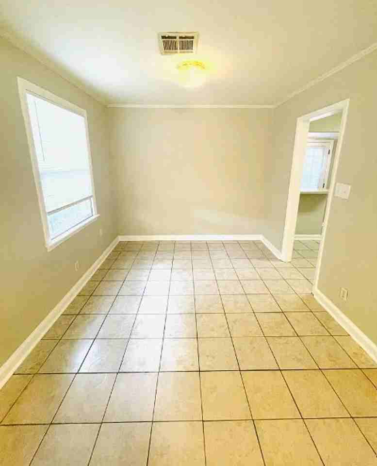 2111 Yarbrough St - Photo 7 of 13