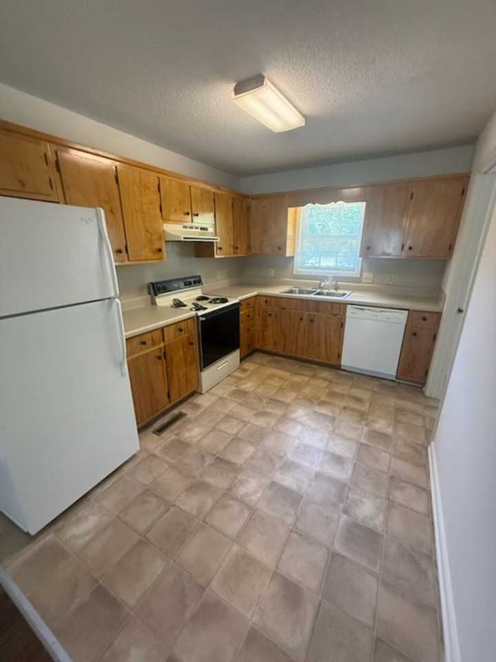 651 W Mine St - Photo 2 of 7