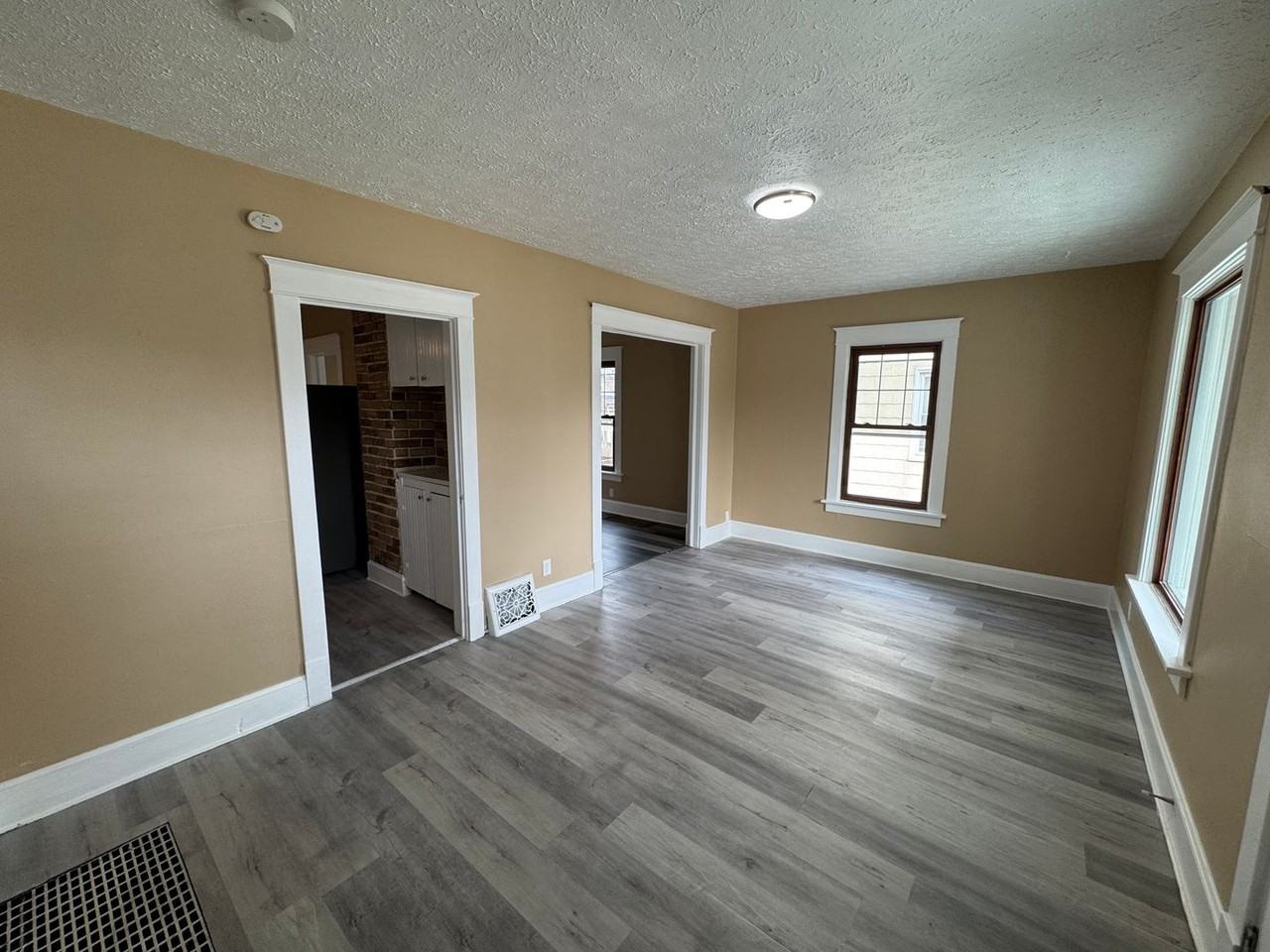 1915 11th St - Photo 3 of 9