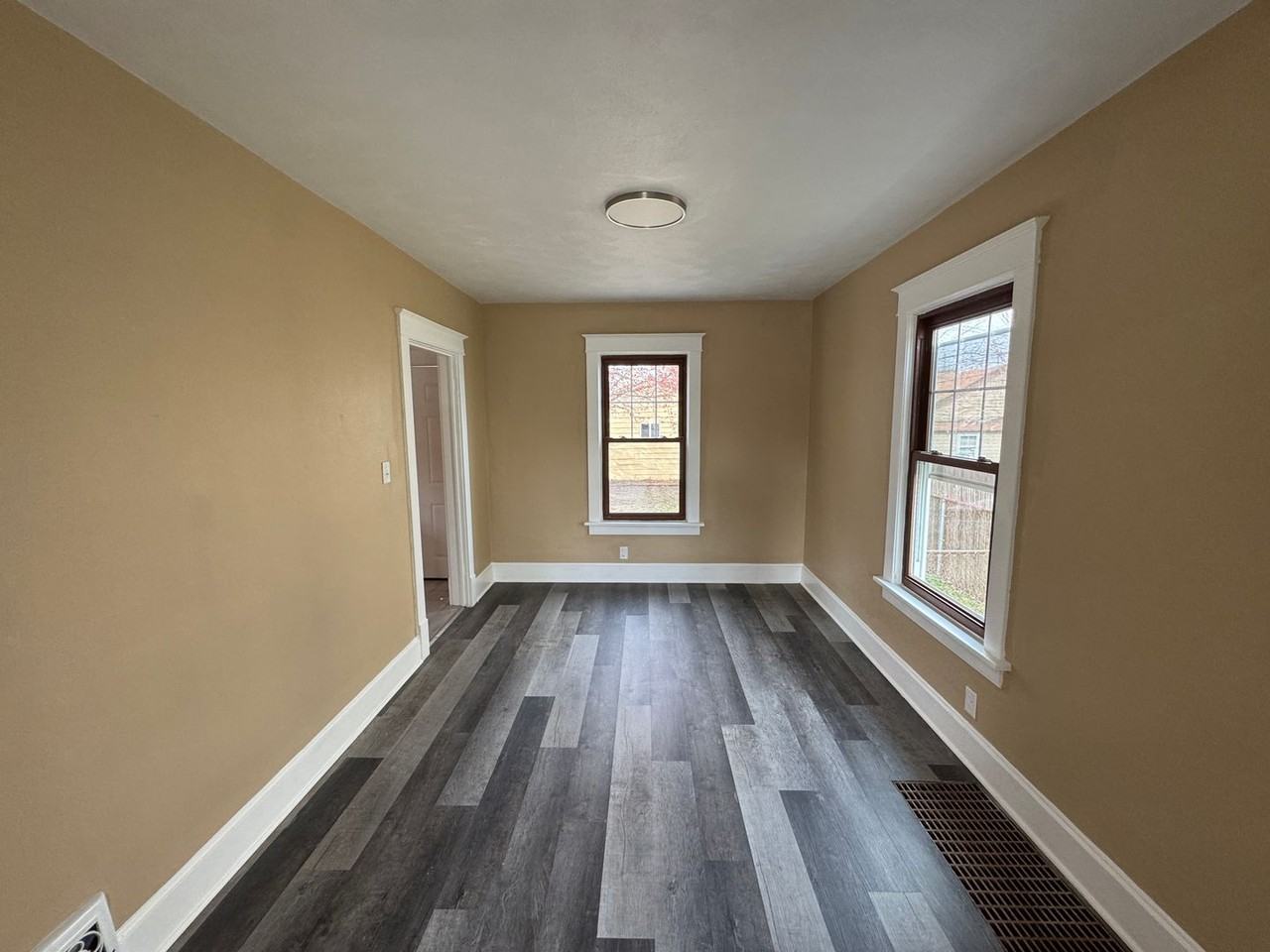 1915 11th St - Photo 4 of 9