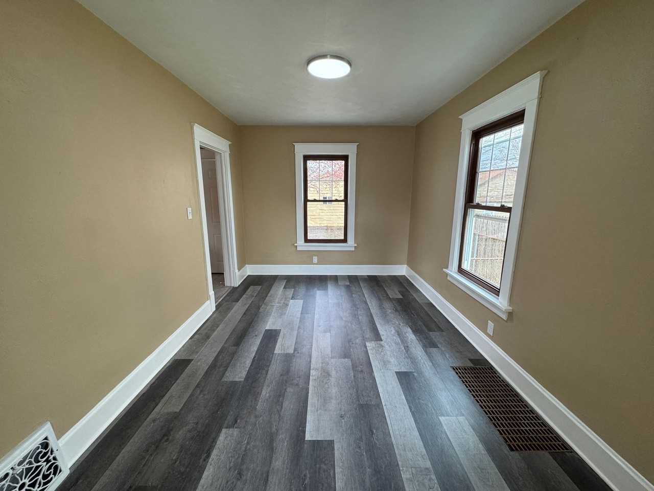 1915 11th St - Photo 5 of 9