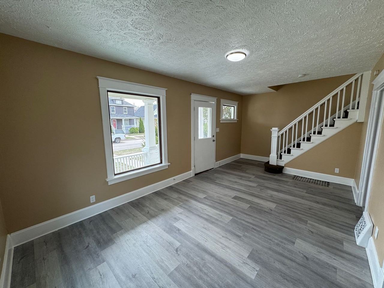 1915 11th St - Photo 7 of 9