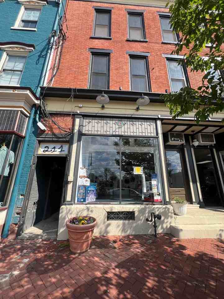 207 W King St - Photo 2 of 9