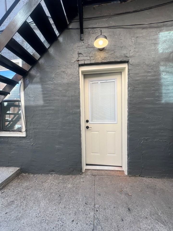 207 W King St - Photo 3 of 9