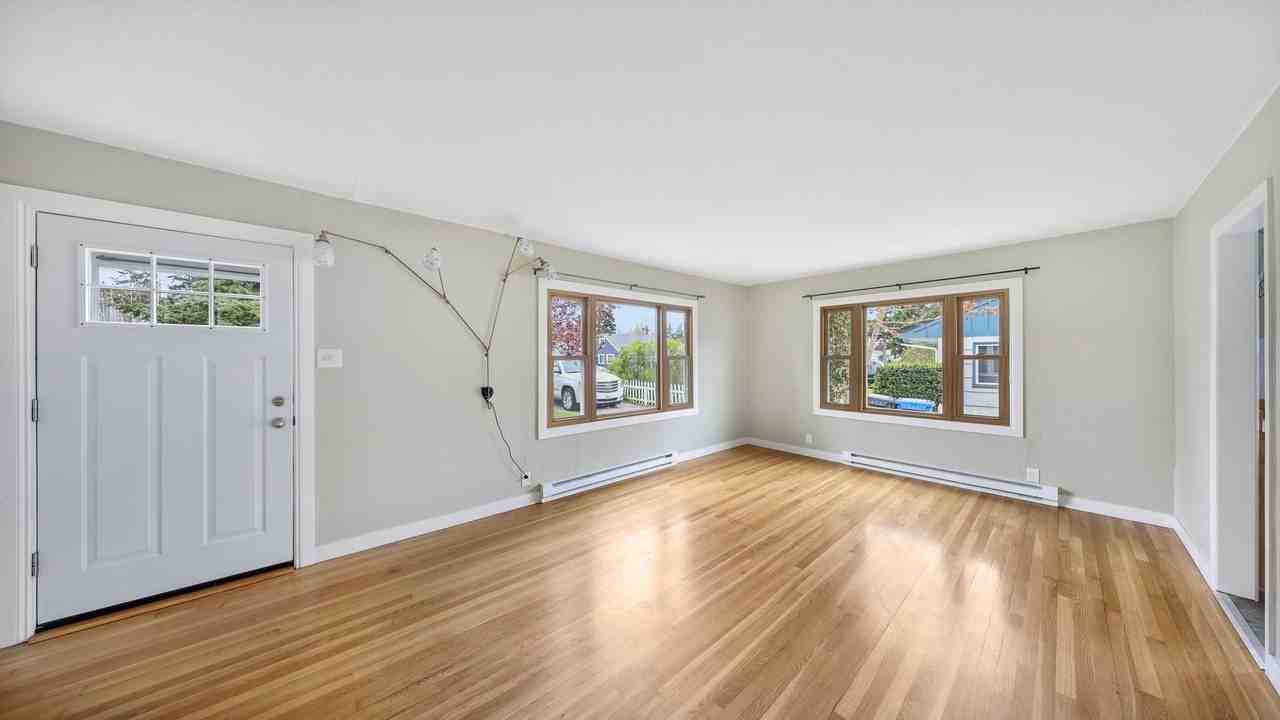 145 Se Glencoe St - Photo 2 of 9