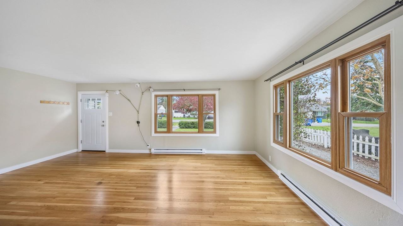 145 Se Glencoe St - Photo 3 of 9